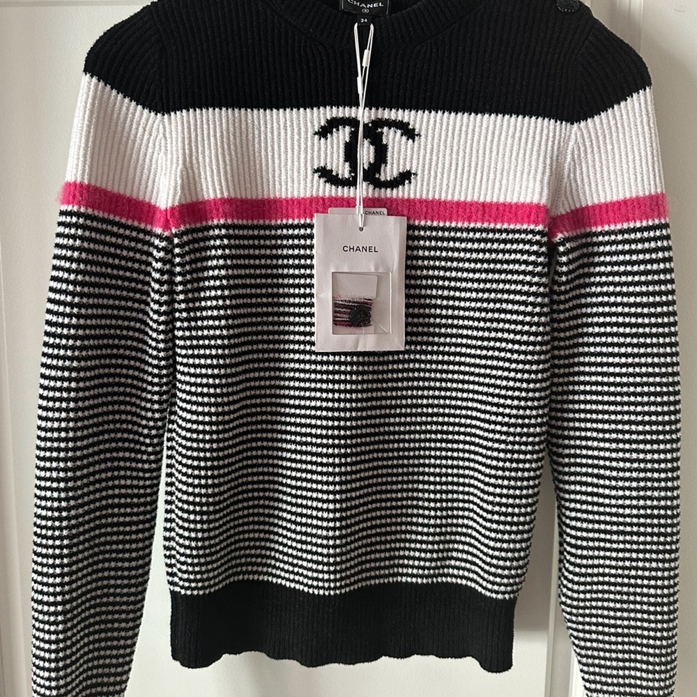 Chanel Logo sweater size 34